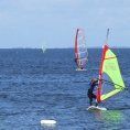 Czym charakteryzują się solidne żagle do windsurfingu?