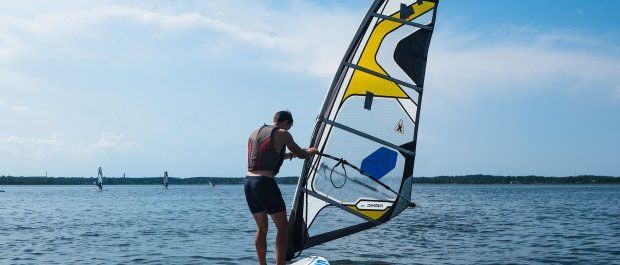 Kamizelka asekuracyjna – windsurfing a kwestie bezpieczeństwa