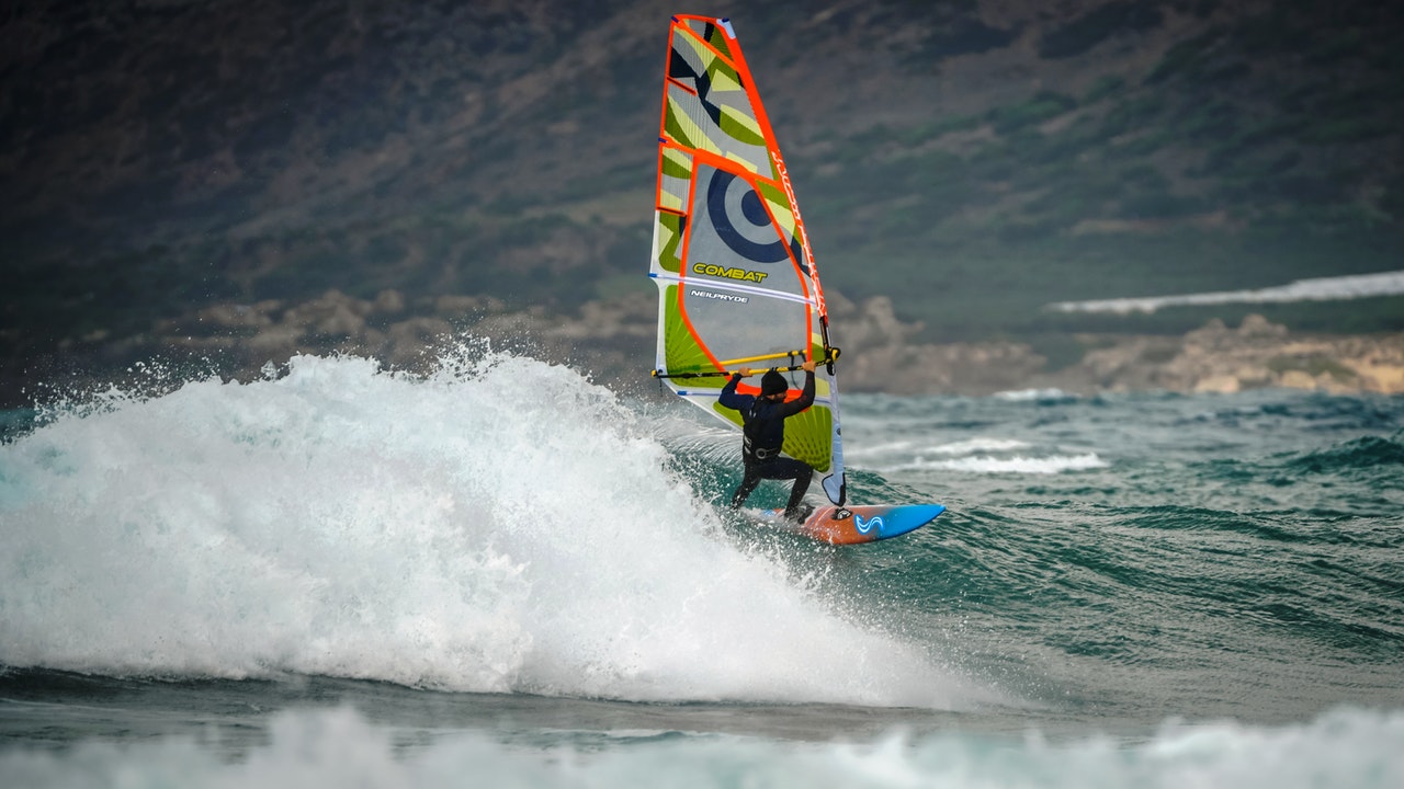 Sprzęt windsurfingowy w akcji