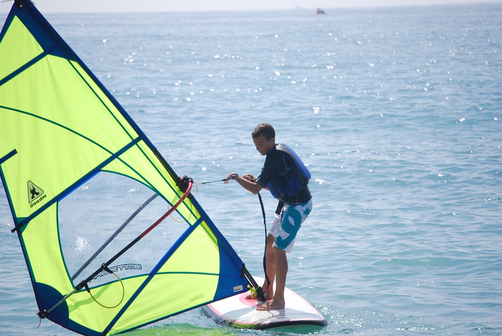 Deska windsurfingowa w akcji